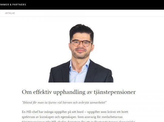 Pressklipp från en artikel om upphandling av tjänstepensioner med fotot på en man i kostym, mökrt hår och glasögon.