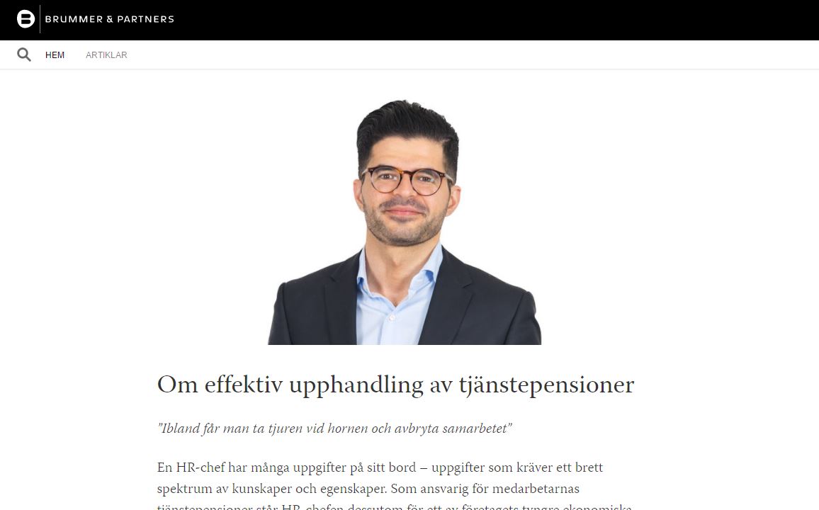 Pressklipp från en artikel om upphandling av tjänstepensioner med fotot på en man i kostym, mökrt hår och glasögon.