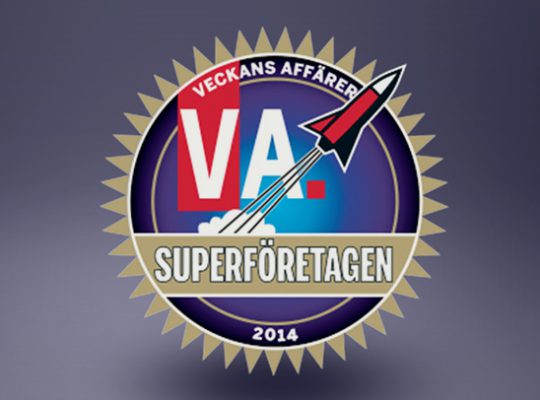 VA Superföretagens logga 2014 mot en blågrå bakgrund.
