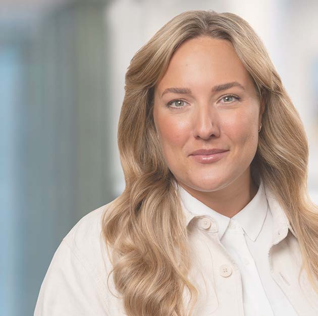 Isabell Wesslén citat Porträtt på ung kvinna med långt hår och ljusa kläder.
