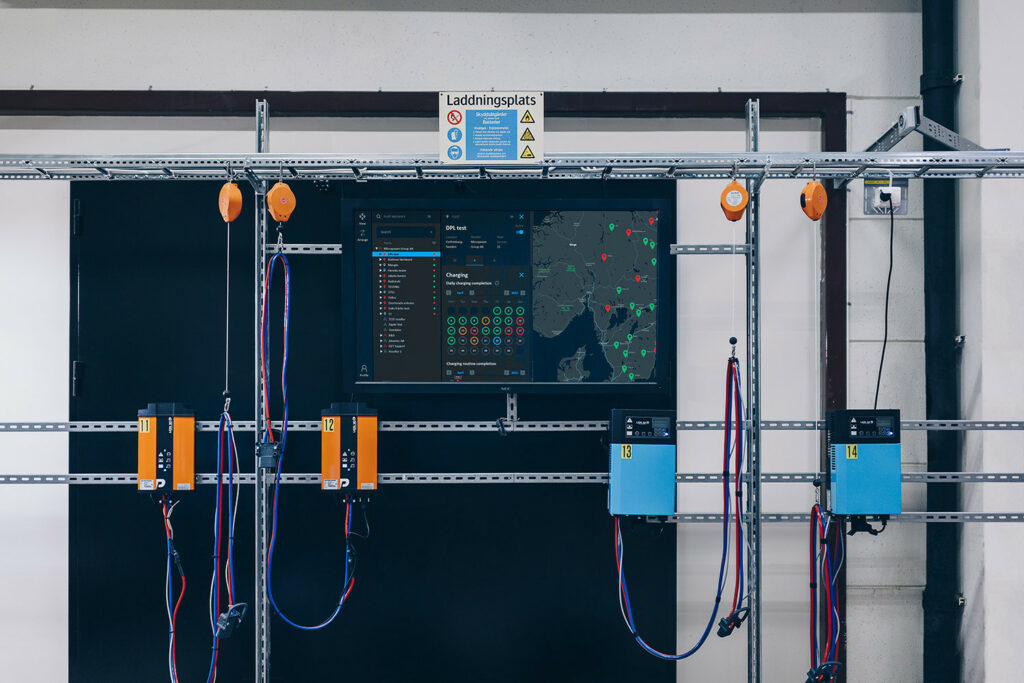 Fleet management system. Stor svart väggskärm med olika indikatorer.