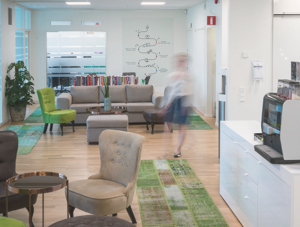 Ett hem trevligt kontor som i första anblick ser tomt ut, men man anar konturerna av en person som går mot kameran.