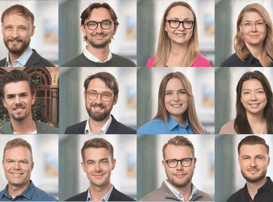 Collage med små porträtt av 12 personer (4 kvinnor och 8 män) med likadan bakgrund.
