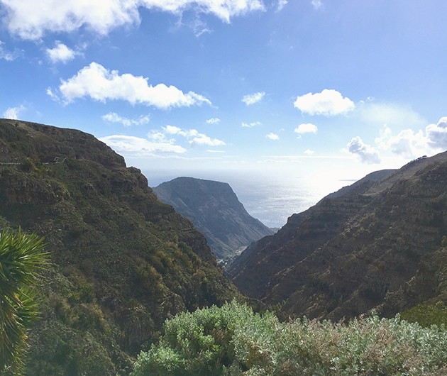 Landskapsbild med gröna berg och blå himmel från La Gomera.