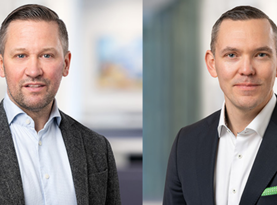 Collage med två porträtt av två män i ljus skjorta och mörk kavaj.