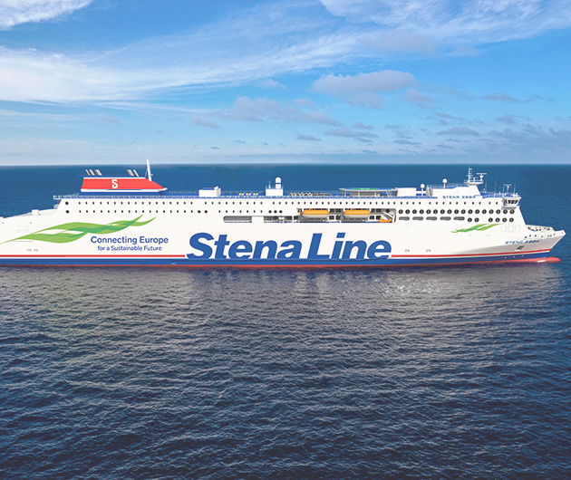 Bild tagen från sidan på ett av Stena Lines fartyg som är ute på havet och med blå himmel ovanför.